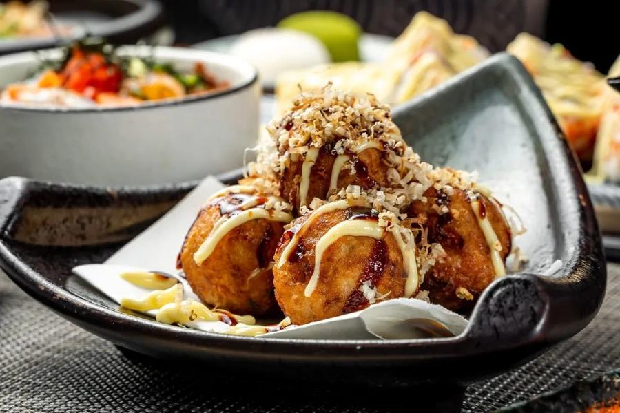 餐券 9 30前有效 三店通用 王氏炉匠 食遍首都 唯独被这家居酒屋一次次吸引 还引来众多明星纷纷打卡 148元抢门市价452元经典双人餐 刺身双拼 烧鸟烤串 温泉蛋碎饭