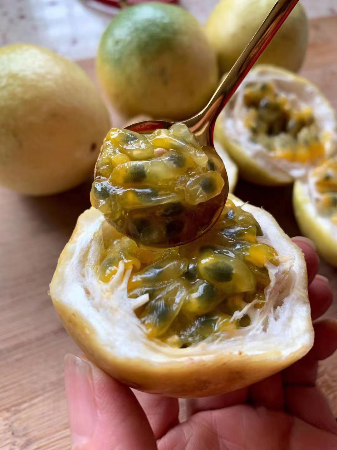 不多见的黄金百香果 比紫皮百香果更甜 散发着10多种水果的混合香味