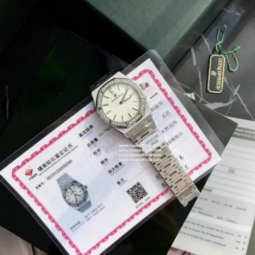 （真钻，带珠宝鉴定证书！！支持任何渠道验货）专柜很难买的AP女款到货啦！今天我们介绍的就是爱彼皇家橡树系列中的女士腕表。其官方型号为67651ST.ZZ.1261ST.01 商品图7