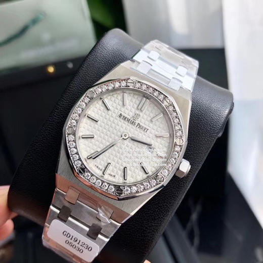 （真钻，带珠宝鉴定证书！！支持任何渠道验货）专柜很难买的AP女款到货啦！今天我们介绍的就是爱彼皇家橡树系列中的女士腕表。其官方型号为67651ST.ZZ.1261ST.01 商品图6