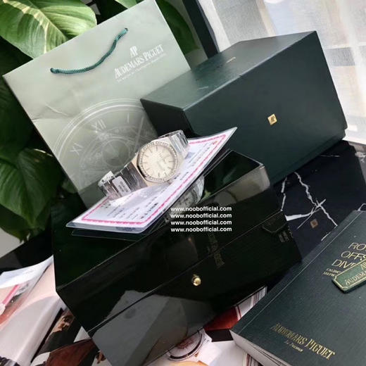 （真钻，带珠宝鉴定证书！！支持任何渠道验货）专柜很难买的AP女款到货啦！今天我们介绍的就是爱彼皇家橡树系列中的女士腕表。其官方型号为67651ST.ZZ.1261ST.01 商品图1