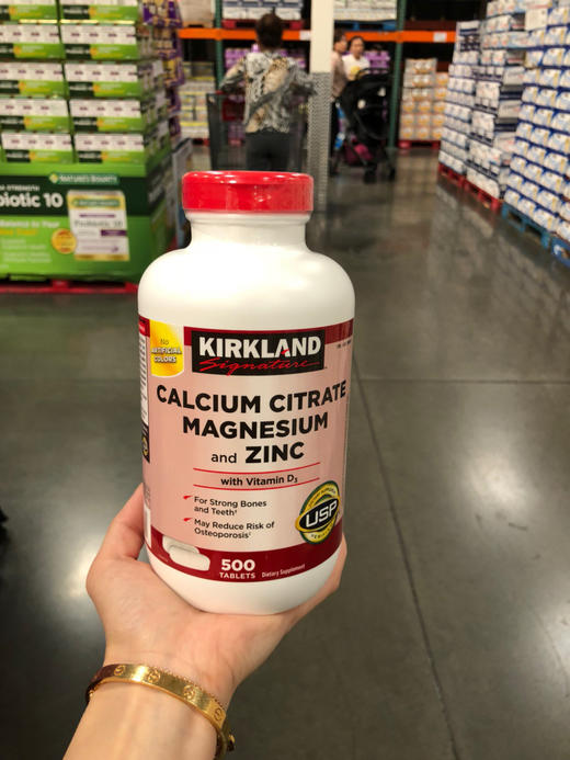 1瓶有2磅重哦！最适合买给家里老人补补钙👍美国Kirkland 钙镁锌片含D3 ，500片(每天2粒) 活动减价中！ 商品图2