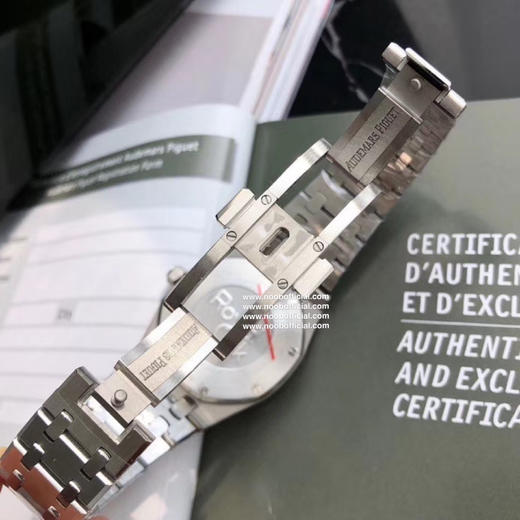 （真钻，带珠宝鉴定证书！！支持任何渠道验货）专柜很难买的AP女款到货啦！今天我们介绍的就是爱彼皇家橡树系列中的女士腕表。其官方型号为67651ST.ZZ.1261ST.01 商品图5