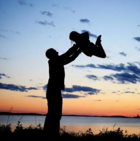 父亲节丨「上有老，下有小」的中年男人，谁给他们依靠？ 