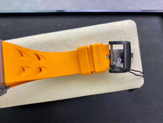 理查德米勒 RM11-03 高颜值 限量版🔥RM011全球一表难求📈 他来咯 不限量，搭载全自动7750计时机械机芯 尺寸40x50x16mm 采用高品质NTPT碳纤维打造的壳套 商品图10