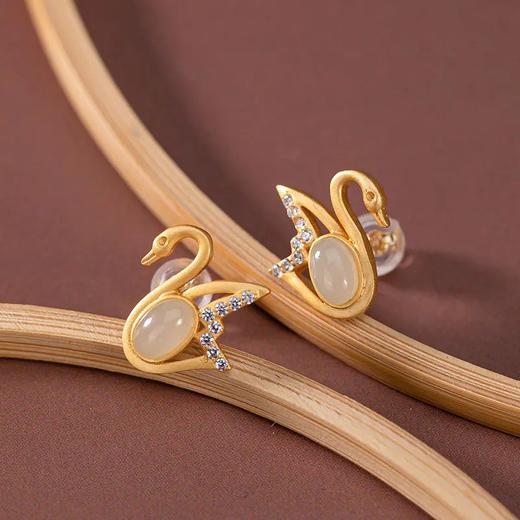 CW-S925纯银镀金和田玉白玉个性简约百搭气质天鹅耳饰 商品图1