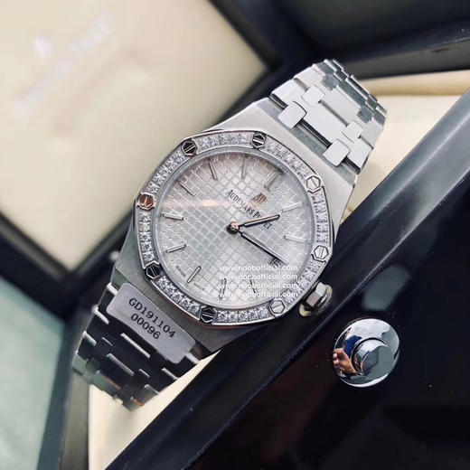 （真钻，带珠宝鉴定证书！！支持任何渠道验货）专柜很难买的AP女款到货啦！今天我们介绍的就是爱彼皇家橡树系列中的女士腕表。其官方型号为67651ST.ZZ.1261ST.01 商品图12