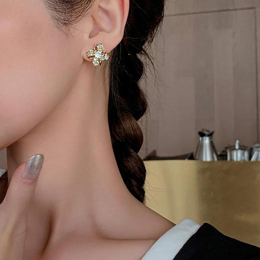 【四叶草小香风设计感】925银耳钉微镶镂空花朵耳环女耳饰时尚饰品 商品图1