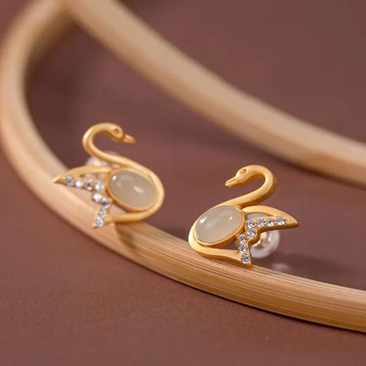 CW-S925纯银镀金和田玉白玉个性简约百搭气质天鹅耳饰 商品图0