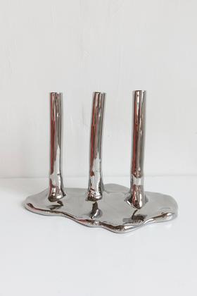 艺术家王画烛台作品-有根的花