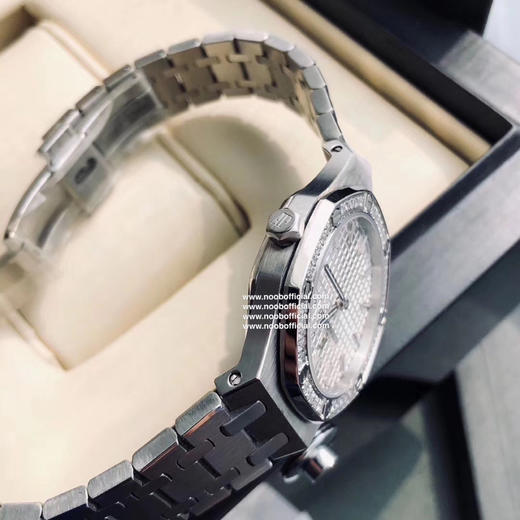 （真钻，带珠宝鉴定证书！！支持任何渠道验货）专柜很难买的AP女款到货啦！今天我们介绍的就是爱彼皇家橡树系列中的女士腕表。其官方型号为67651ST.ZZ.1261ST.01 商品图11