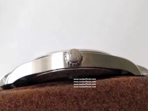 V7厂马克十八钢带款修复市面现有版本的不足全新原装钢带开模，所有结构同步原装，散件可与原装互换，插板（表扣连接处）同步专柜新宽度（更窄更舒适不硌手），佩戴舒适度大大提升 商品图14