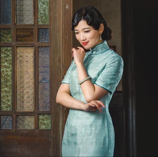 荷言HEYEN 天水碧 天青色图案罗+精致蝴蝶花扣手工旗袍 商品图0