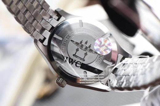 V7厂马克十八钢带款修复市面现有版本的不足全新原装钢带开模，所有结构同步原装，散件可与原装互换，插板（表扣连接处）同步专柜新宽度（更窄更舒适不硌手），佩戴舒适度大大提升 商品图7