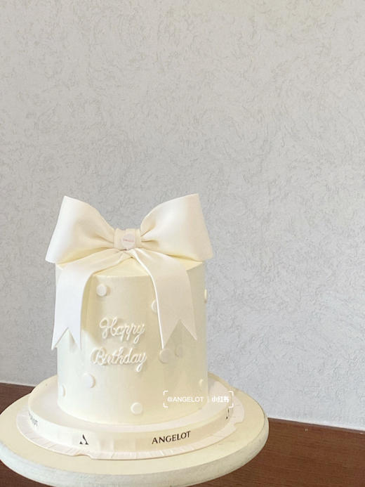 纯白蝴蝶结蛋糕（蝴蝶结是翻糖装饰需要提前24小时预定） 商品图0