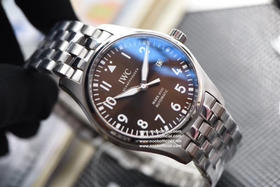 V7厂马克十八钢带款修复市面现有版本的不足全新原装钢带开模，所有结构同步原装，散件可与原装互换，插板（表扣连接处）同步专柜新宽度（更窄更舒适不硌手），佩戴舒适度大大提升