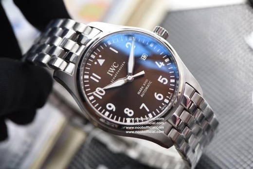 V7厂马克十八钢带款修复市面现有版本的不足全新原装钢带开模，所有结构同步原装，散件可与原装互换，插板（表扣连接处）同步专柜新宽度（更窄更舒适不硌手），佩戴舒适度大大提升 商品图0