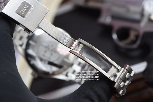 V7厂马克十八钢带款修复市面现有版本的不足全新原装钢带开模，所有结构同步原装，散件可与原装互换，插板（表扣连接处）同步专柜新宽度（更窄更舒适不硌手），佩戴舒适度大大提升 商品图6