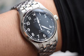 V7厂马克十八钢带款修复市面现有版本的不足全新原装钢带开模，所有结构同步原装，散件可与原装互换，插板（表扣连接处）同步专柜新宽度（更窄更舒适不硌手），佩戴舒适度大大提升