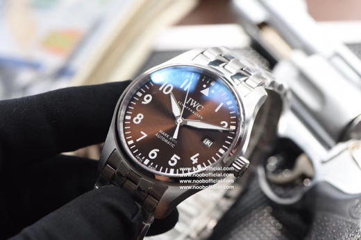 V7厂马克十八钢带款修复市面现有版本的不足全新原装钢带开模，所有结构同步原装，散件可与原装互换，插板（表扣连接处）同步专柜新宽度（更窄更舒适不硌手），佩戴舒适度大大提升 商品图1