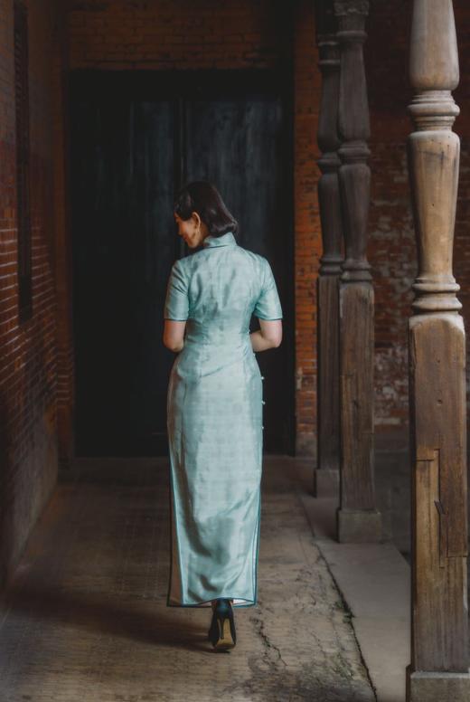 荷言HEYEN 天水碧 天青色图案罗+精致蝴蝶花扣手工旗袍 商品图2