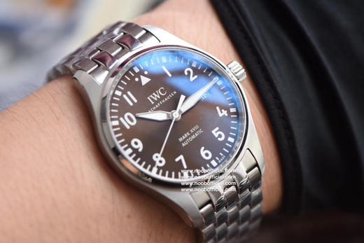 V7厂马克十八钢带款修复市面现有版本的不足全新原装钢带开模，所有结构同步原装，散件可与原装互换，插板（表扣连接处）同步专柜新宽度（更窄更舒适不硌手），佩戴舒适度大大提升 商品图5