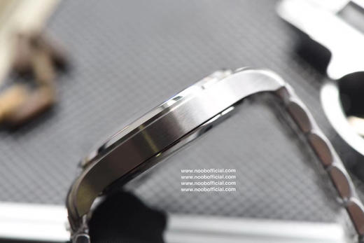 V7厂马克十八钢带款修复市面现有版本的不足全新原装钢带开模，所有结构同步原装，散件可与原装互换，插板（表扣连接处）同步专柜新宽度（更窄更舒适不硌手），佩戴舒适度大大提升 商品图3