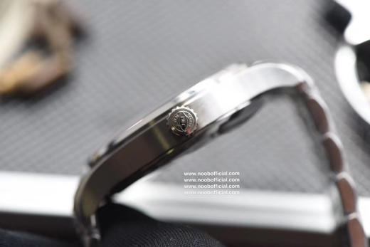 V7厂马克十八钢带款修复市面现有版本的不足全新原装钢带开模，所有结构同步原装，散件可与原装互换，插板（表扣连接处）同步专柜新宽度（更窄更舒适不硌手），佩戴舒适度大大提升 商品图4