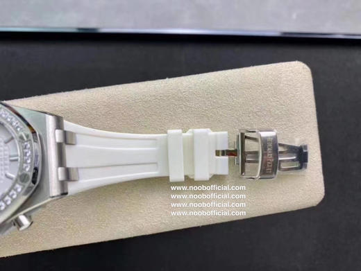 新皇家橡树离岸系列计时石英腕表，当下热门的爱彼女式腕表之一！A.P-爱彼皇家橡树离岸型系列，表盘饰以Lady Tapisserie格纹装饰，呈现出更强的视觉冲击效果 商品图3