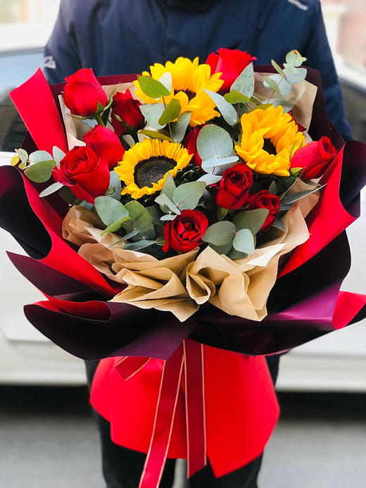 阖家幸福----红色经典系列向日葵康乃馨花束含配送 商品图1