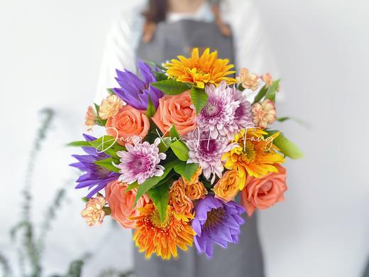 【流星也为你落下来】紫色睡莲3 粉玫瑰4 粉特丹小雏菊1 橙色非洲菊3  橙色多头玫瑰1 狂欢多头康1（往后余生设计） 商品图4