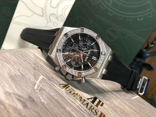 爱彼石英计时女装，品鉴新皇家橡树离岸系列计时石英腕表A.P-爱彼皇家橡树离岸型系列，今年对于色彩的运用，表盘饰以Lady Tapisserie格纹装饰，呈现出更强的视觉冲击效果 商品图11