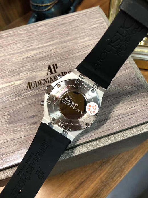 爱彼石英计时女装，品鉴新皇家橡树离岸系列计时石英腕表A.P-爱彼皇家橡树离岸型系列，今年对于色彩的运用，表盘饰以Lady Tapisserie格纹装饰，呈现出更强的视觉冲击效果 商品图13