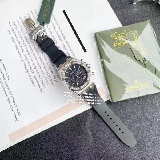 爱彼石英计时女装，品鉴新皇家橡树离岸系列计时石英腕表A.P-爱彼皇家橡树离岸型系列，今年对于色彩的运用，表盘饰以Lady Tapisserie格纹装饰，呈现出更强的视觉冲击效果 商品图10