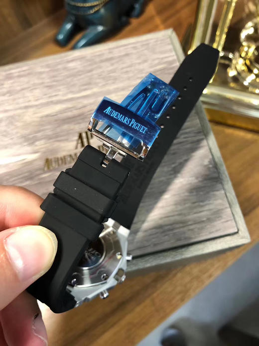 爱彼石英计时女装，品鉴新皇家橡树离岸系列计时石英腕表A.P-爱彼皇家橡树离岸型系列，今年对于色彩的运用，表盘饰以Lady Tapisserie格纹装饰，呈现出更强的视觉冲击效果 商品图12