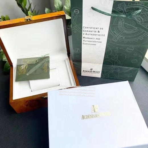 爱彼石英计时女装，品鉴新皇家橡树离岸系列计时石英腕表A.P-爱彼皇家橡树离岸型系列，今年对于色彩的运用，表盘饰以Lady Tapisserie格纹装饰，呈现出更强的视觉冲击效果 商品图7