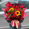 阖家幸福----红色经典系列向日葵康乃馨花束含配送 商品缩略图0