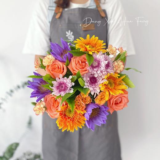 【流星也为你落下来】紫色睡莲3 粉玫瑰4 粉特丹小雏菊1 橙色非洲菊3  橙色多头玫瑰1 狂欢多头康1（往后余生设计） 商品图0