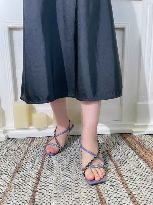 【断码特惠不退换】花花品质生活｜北京SKP奢品商场品牌女鞋制造代工厂 高定级 独特莫兰迪色系--薰衣草紫灰色  经典复古的方头 时髦小X感金属链条凉鞋  进口牛皮 商品图11