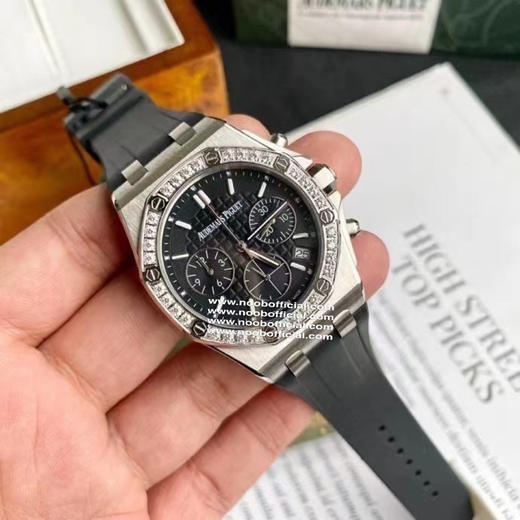 爱彼石英计时女装，品鉴新皇家橡树离岸系列计时石英腕表A.P-爱彼皇家橡树离岸型系列，今年对于色彩的运用，表盘饰以Lady Tapisserie格纹装饰，呈现出更强的视觉冲击效果 商品图9