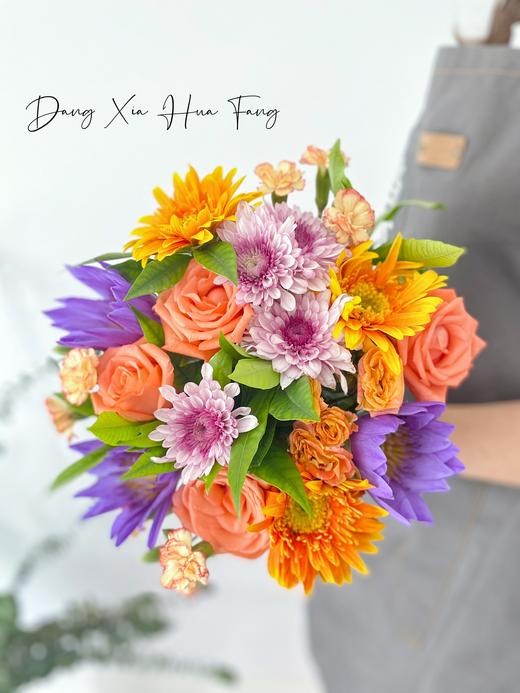 【流星也为你落下来】紫色睡莲3 粉玫瑰4 粉特丹小雏菊1 橙色非洲菊3  橙色多头玫瑰1 狂欢多头康1（往后余生设计） 商品图5