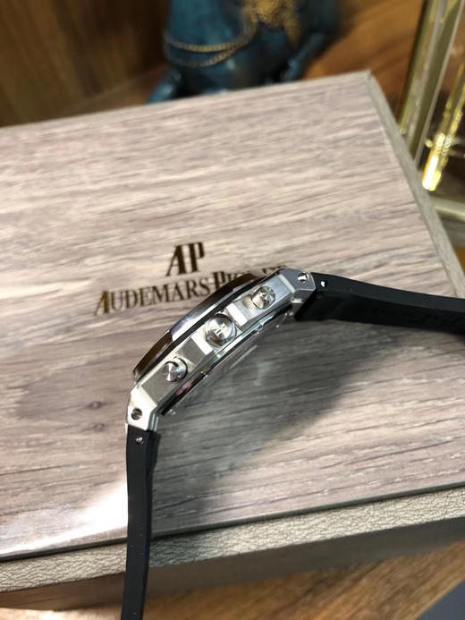 爱彼石英计时女装，品鉴新皇家橡树离岸系列计时石英腕表A.P-爱彼皇家橡树离岸型系列，今年对于色彩的运用，表盘饰以Lady Tapisserie格纹装饰，呈现出更强的视觉冲击效果 商品图14