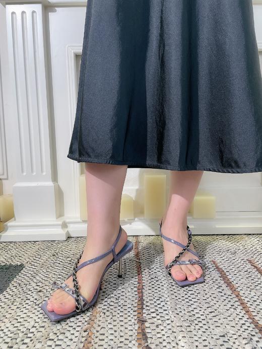 【断码特惠不退换】花花品质生活｜北京SKP奢品商场品牌女鞋制造代工厂 高定级 独特莫兰迪色系--薰衣草紫灰色  经典复古的方头 时髦小X感金属链条凉鞋  进口牛皮 商品图10