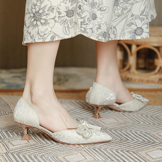 【服饰鞋包】淇路缘中跟夏季珍珠尖头细跟仙女风时装包头中空凉鞋 商品图1