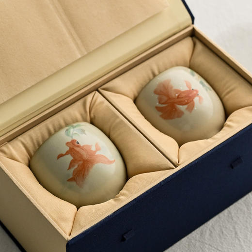 「景德镇中号主人杯」手工官汝窑开片 浅秘色手绘年年有余蛋蛋杯 商品图3