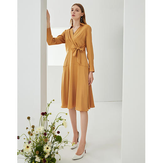 EITIE爱特爱秋季新款时尚气质优雅V领收腰垂坠舒适显瘦连衣裙C2107808 商品图2