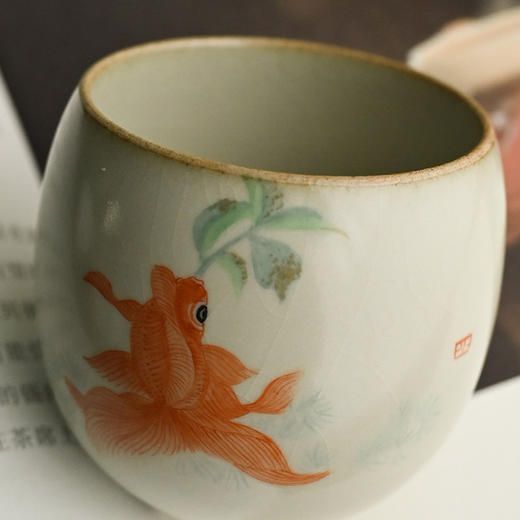「景德镇中号主人杯」手工官汝窑开片 浅秘色手绘年年有余蛋蛋杯 商品图1