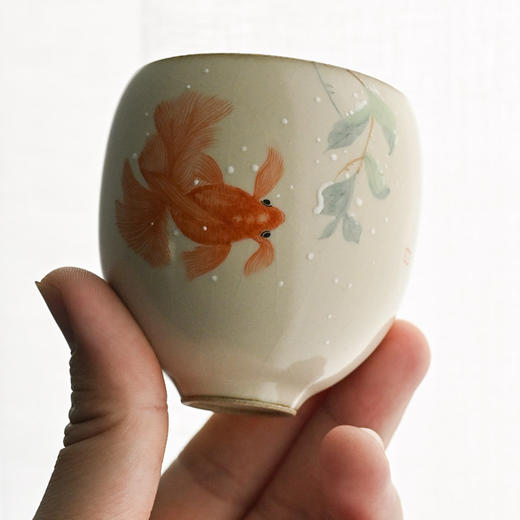 「景德镇中号主人杯」手工官汝窑开片 浅秘色手绘年年有余蛋蛋杯 商品图2
