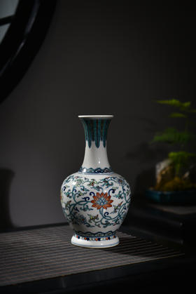 涂杏花：斗彩缠枝莲赏瓶