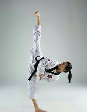 女孩更要学跆拳道